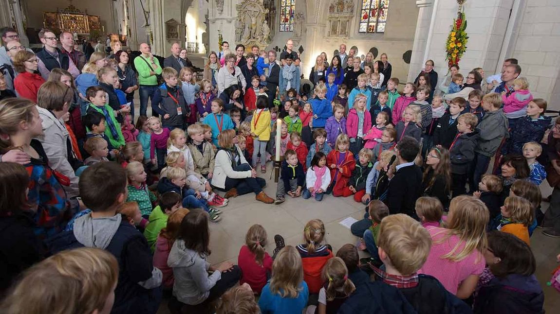 Beten mit Kindern im St. Paulus Dom in Münster